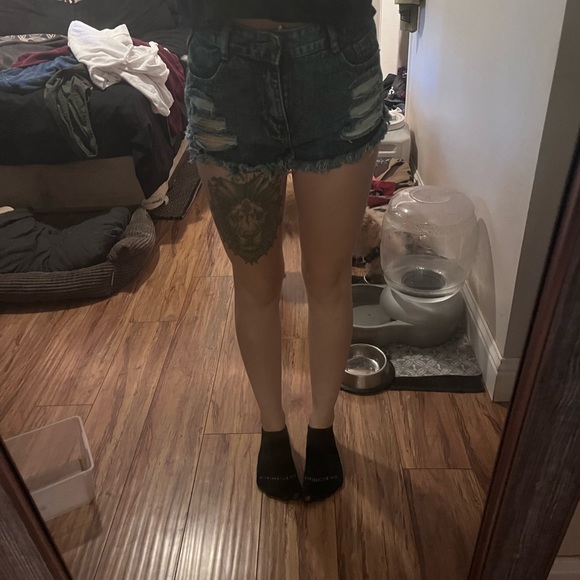 Distressed shorts size small (fits size 2-3) - Picture 3 of 3